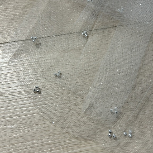 2 Tier Short Sparkly Bead Veil With Comb - Picture 5 of 5